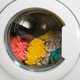 Uw wasmachine spoelt niet alleen vuil door het riool, ook microplastic gaat zo naar de zee