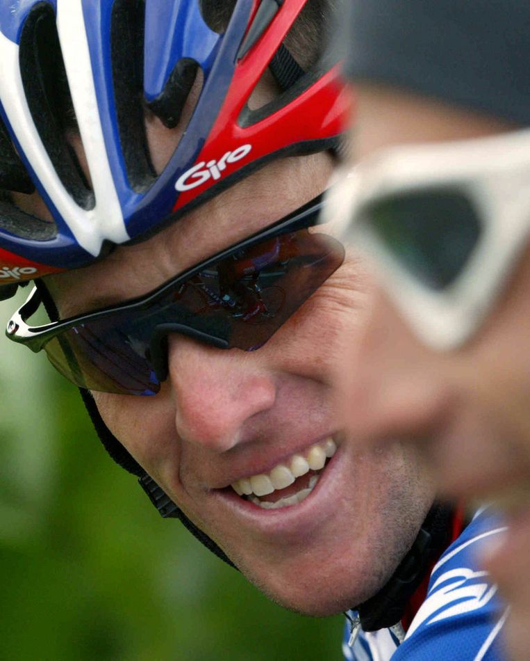 Lance Armstrong in een onderonsje met George Hincapie, zijn voormalig ploeggenoot bij US Postal die nu wordt genoemd als lek in de dopingaffaire.. Beeld afp