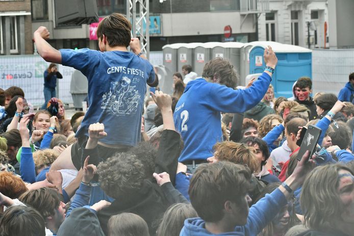 In Roeselare vierden ze de 50 dagen in plaats van de 100 dagen. De jongeren gingen vanaf 6u 's morgens uit de bol op het Polenplein.