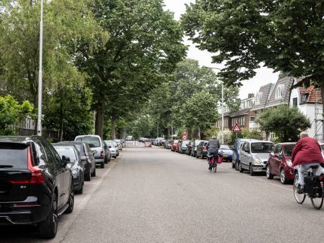 Buurt is auto’s in gratis parkeervak­ken zat: ‘Soms stappen mensen met koffers uit de auto en gaan ze op vakantie’
