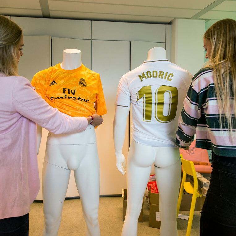 Veel gevaarlijke situaties opzettelijk Madeliefje Duizenden euro's voor ongewassen voetbalshirts: 'Ons kantoor ruikt soms  naar een muffe voetbaltas'