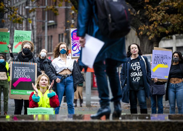 Leden van de feministische actiegroep De Bovengrondse demonstreren voor het recht op abortus. Beeld ANP