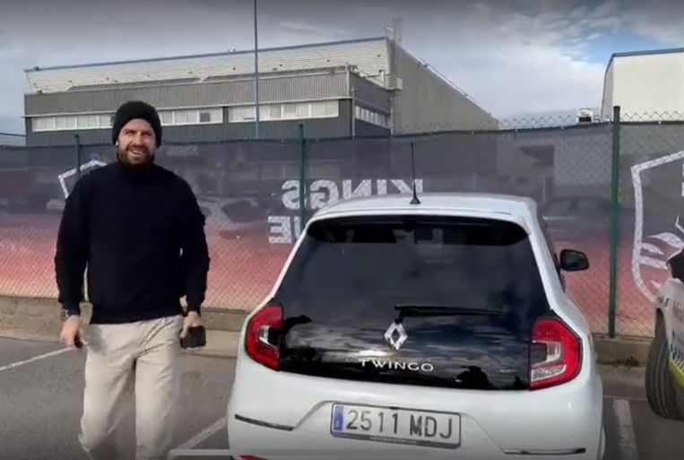 'Je hebt een Ferrari ingeruild voor een Twingo', luidt het in Shakira's nummer. Gerard Picqué was afgelopen weekend te zien in een ... Renault Twingo.   Beeld rv