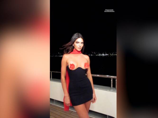 KIJK. Kendall Jenner laat weinig aan de verbeelding over in opvallende mini-jurk van 1.400 euro