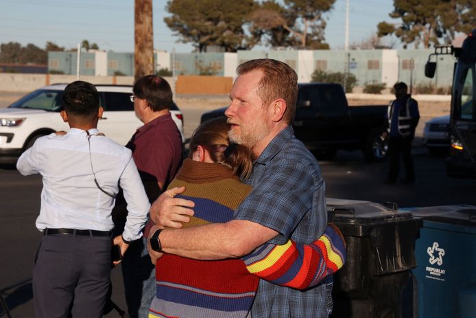 Mensen omhelzen elkaar na de schietpartij in Las Vegas.