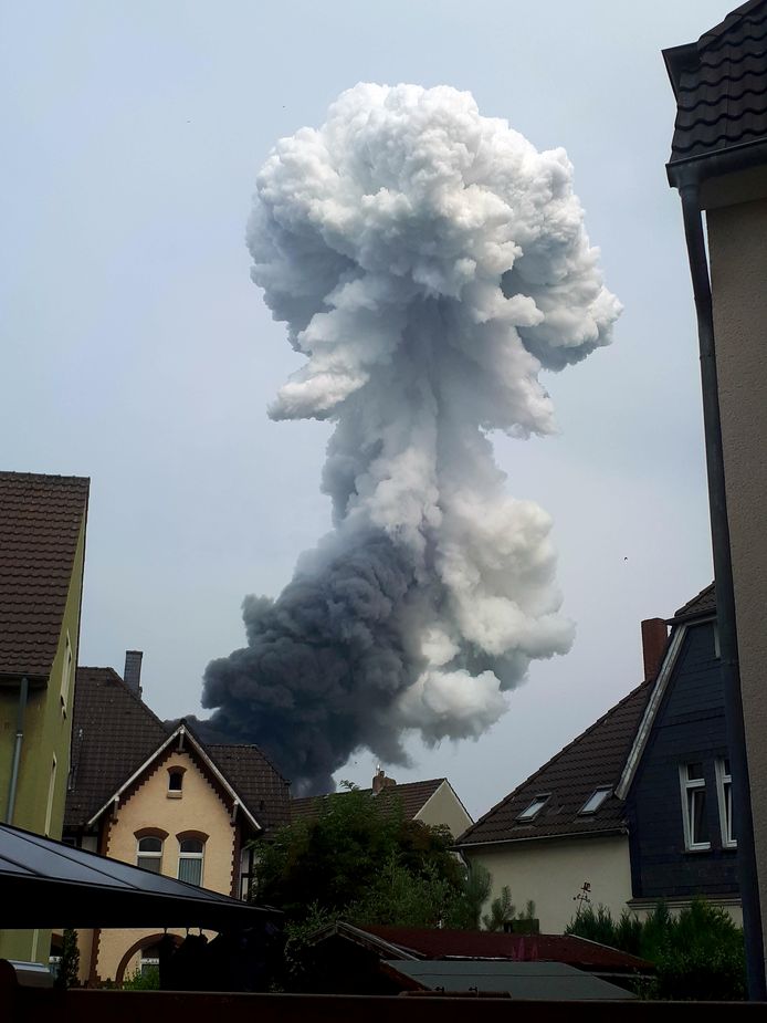 De rookpluim na de explosie was in de wijde omgeving rond het industrieterrein in het Duitse Leverkusen te zien.