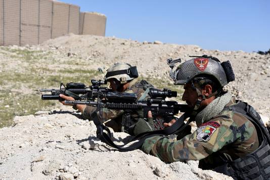 Afghaanse veiligheidstroepen nemen positie in tijdens de Amerikaanse aanval op het IS-complex.