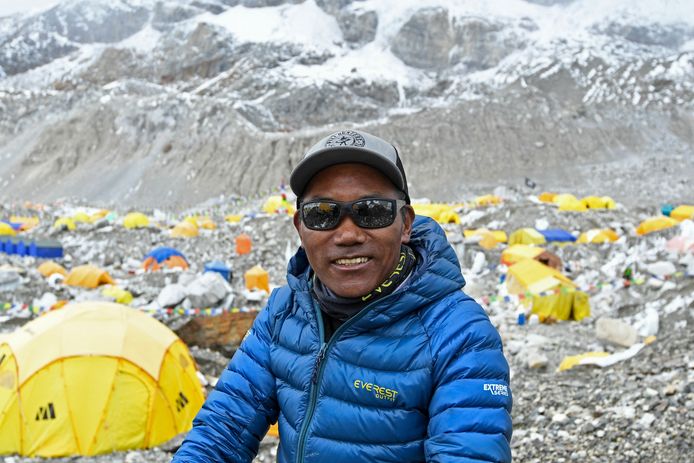 Kami Rita Sherpa in het basiskamp naast de Mount Everest.