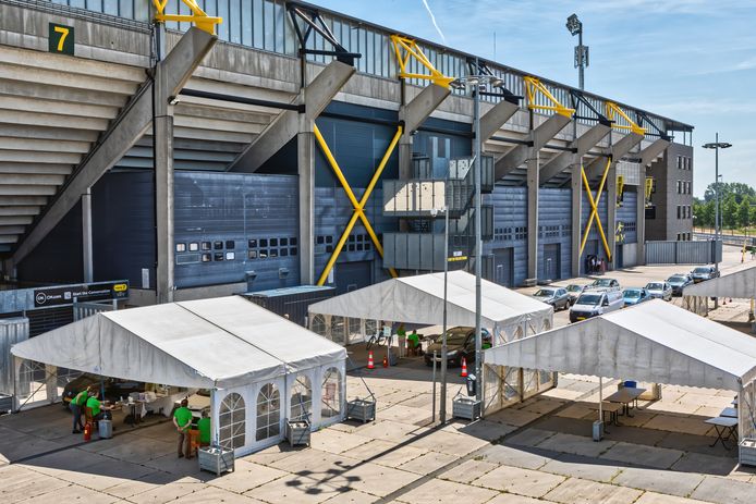 Achter het Rat Verleghstadion in Breda is al enige tijd een testlocatie van de GGD gevestigd, waar mensen zich in een soort drive thru kunnen laten testen op het coronavirus.