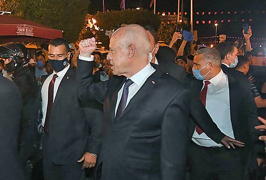 Le président tunisien Kais Saied a limogé le chef du gouvernement Hichem Mechichi et suspendu le Parlement.