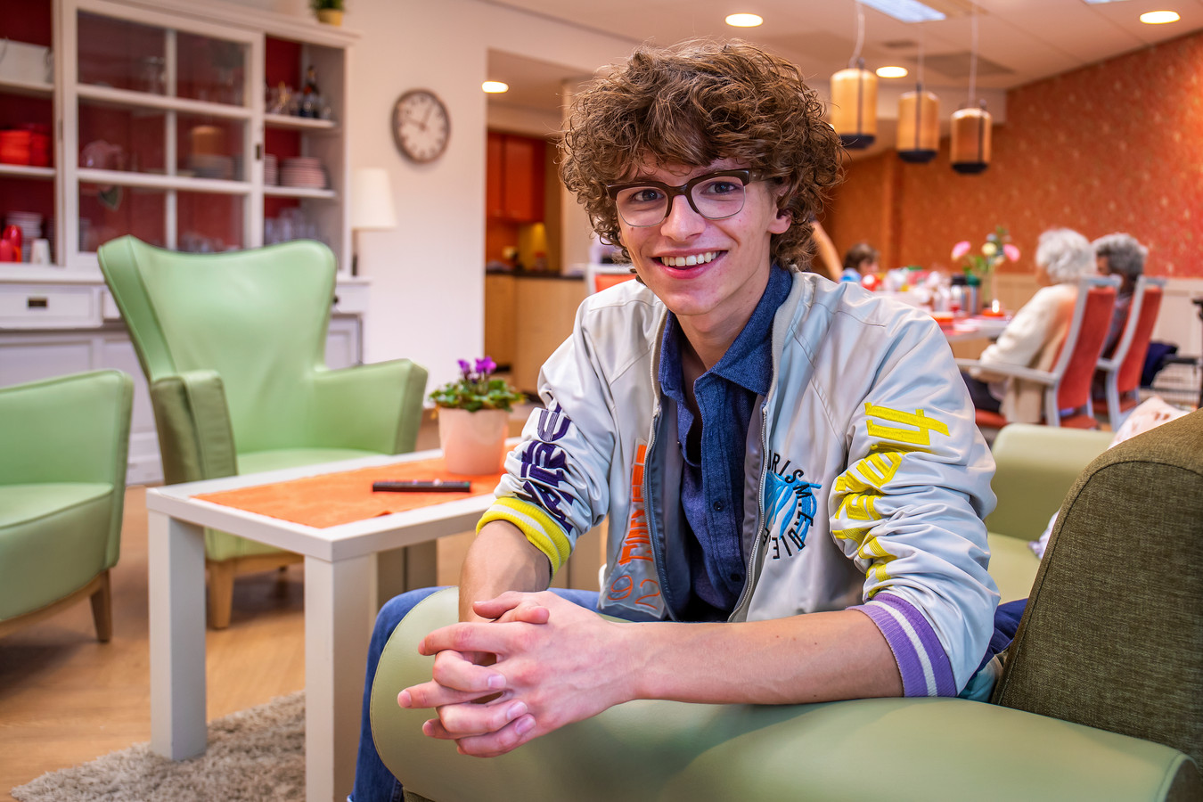 De volgens Rutte ‘briljante’ Teun (21) woont met mensen met dementie