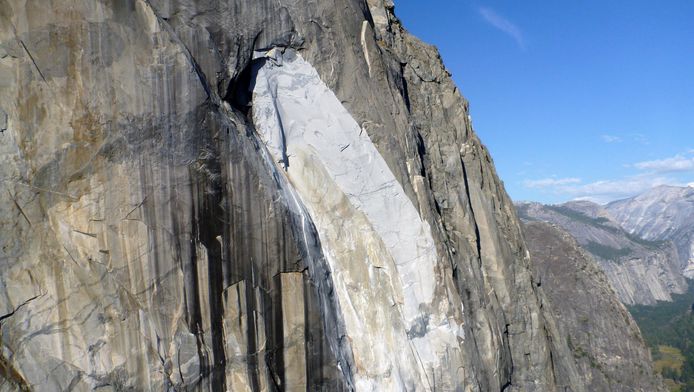 De zone op El Capitan waar het eerste rotsblok is afgebroken.