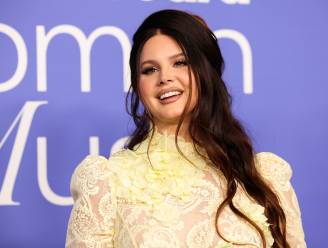 Zangeres Lana Del Rey (37) is verloofd: “Ze pronkt met diamanten ring”
