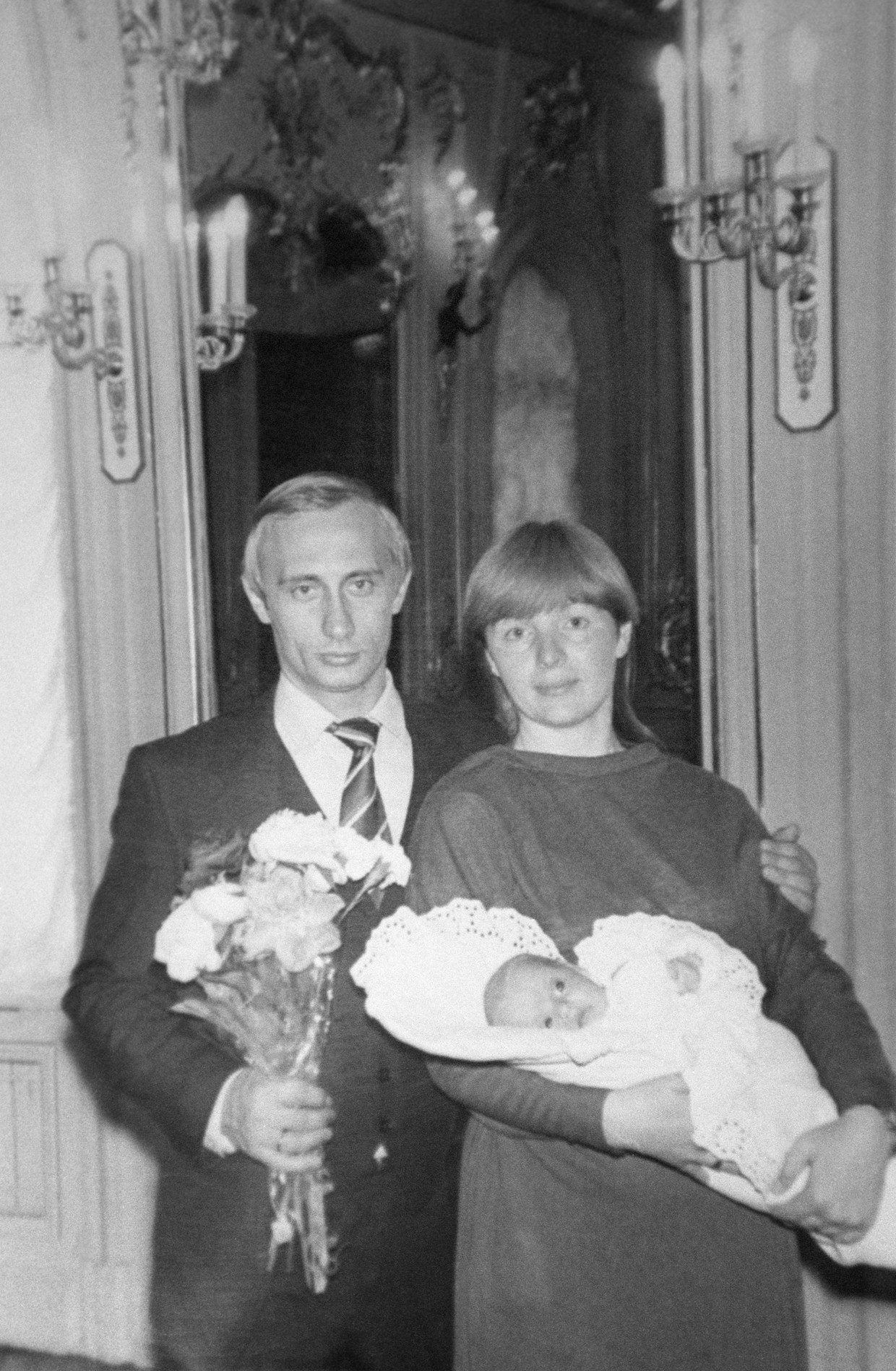 Vladimir Putin en zijn toenmalige vrouw Lyudmila en dochter, Masha, in 1985.