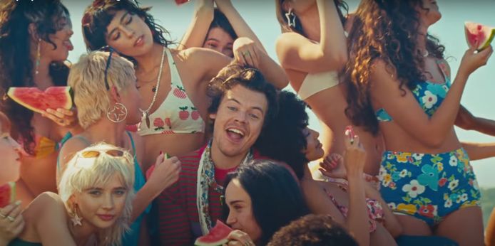 Harry Styles in z'n nieuwe videoclip voor het nummer 'Watermelon Sugar'.