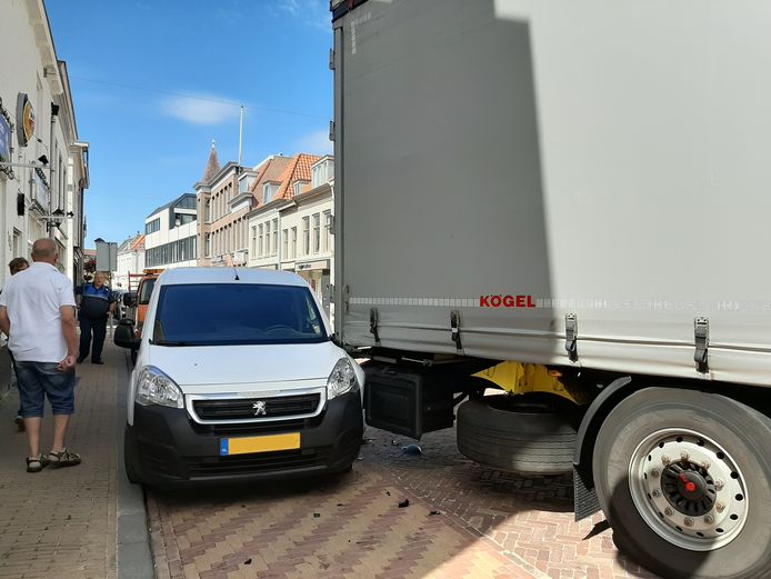 Een vrachtwagen in de binnenstad van Gorinchem raakt met de achterzijde een auto wanneer hij een bocht omgaat.