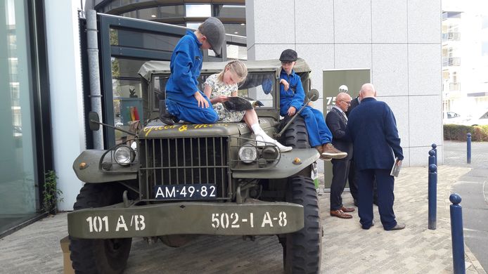 Kinderen lezen voor het gemeentehuis van Meierijstad in Veghel in het magazine van Operatie Market Garden 2019.