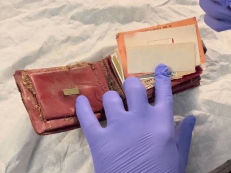 Verloren portemonnee in Amerika na 65 jaar teruggevonden in verborgen ruimte: ‘Portaal terug in de tijd’