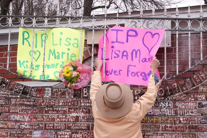 Fans flock to pay their respects to Lisa Marie Presley at Graceland.