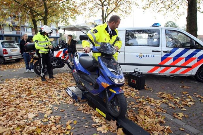 minder Zeeuwse boetes opvoeren brommers en scooters | nieuws | pzc.nl