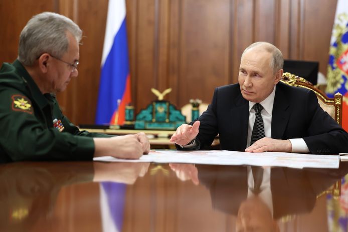 De Russische president Vladimir Poetin dinsdag samen met Defensieminister Sergej Sjojgoe.