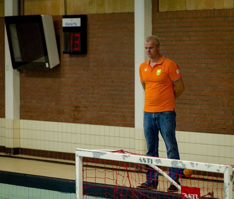 Coach Robin van Galen tijdens de training van de waterpoloheren. Beeld anp