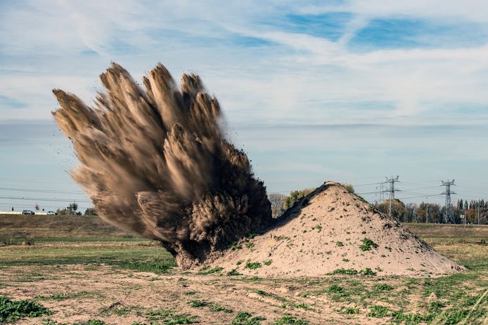 Een granaat uit de Tweede Wereldoorlog wordt tot ontploffing gebracht (dit is niet in Waalwijk).