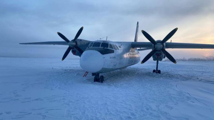 Russisch passagiersvliegtuig landt per abuis op bevroren rivier.