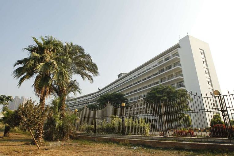 Het Maadi-ziekenhuis waar Mubarak werd opgenomen. Beeld afp