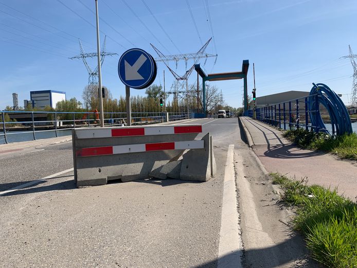 Betonblok stuk na aanrijding.