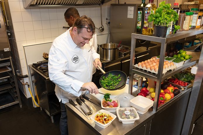 In een eigen keuken kookt een professioneel team onder leiding van een chef-kok maaltijden met de vertrouwde Allerhande-signatuur.