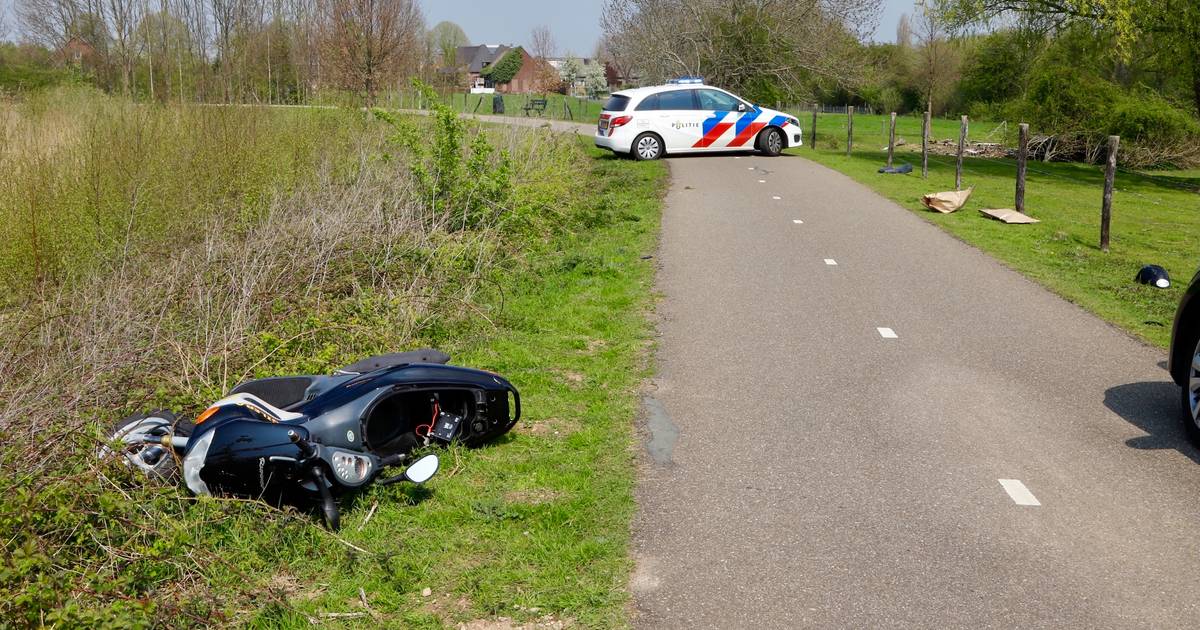 Voetganger zwaargewond door aanrijding met motorscooter: roekeloze bestuurder was op de vlucht voor politie.