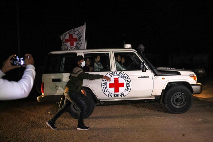Een wagen van het Rode Kruis die naar verluidt vrijgelaten gijzelaars naar de grens met Egypte brengt. (25/11/23)