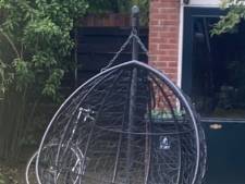 Het was zo'n heerlijke tuinstoel...., maar nu is ie gestolen!