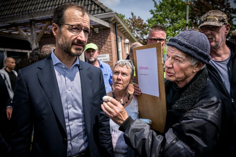 Minister bezoekt aardbevingsgebied: 'Hee Wiebes, je neus groeit!' - Trouw