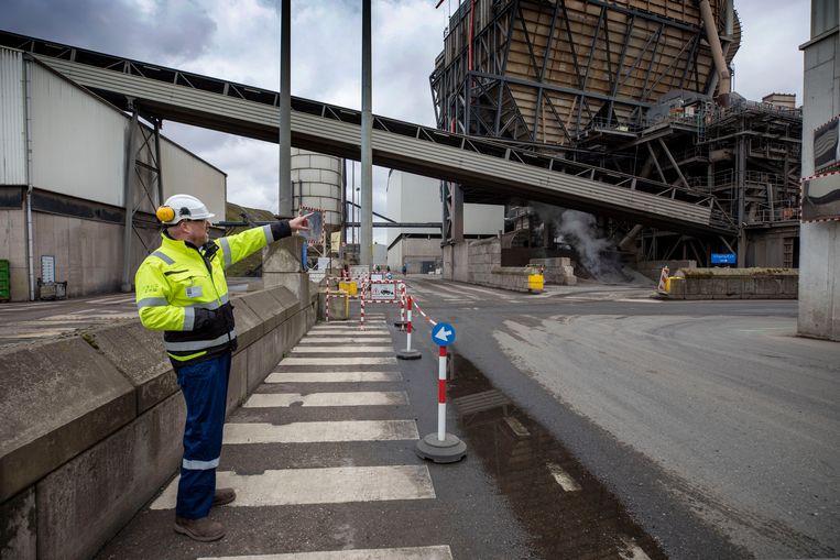 De installatie van ATM waar vervuilde grond en asfalt wordt gereinigd waarna thermisch gereinigde grond overblijft.  Beeld Werry Crone
