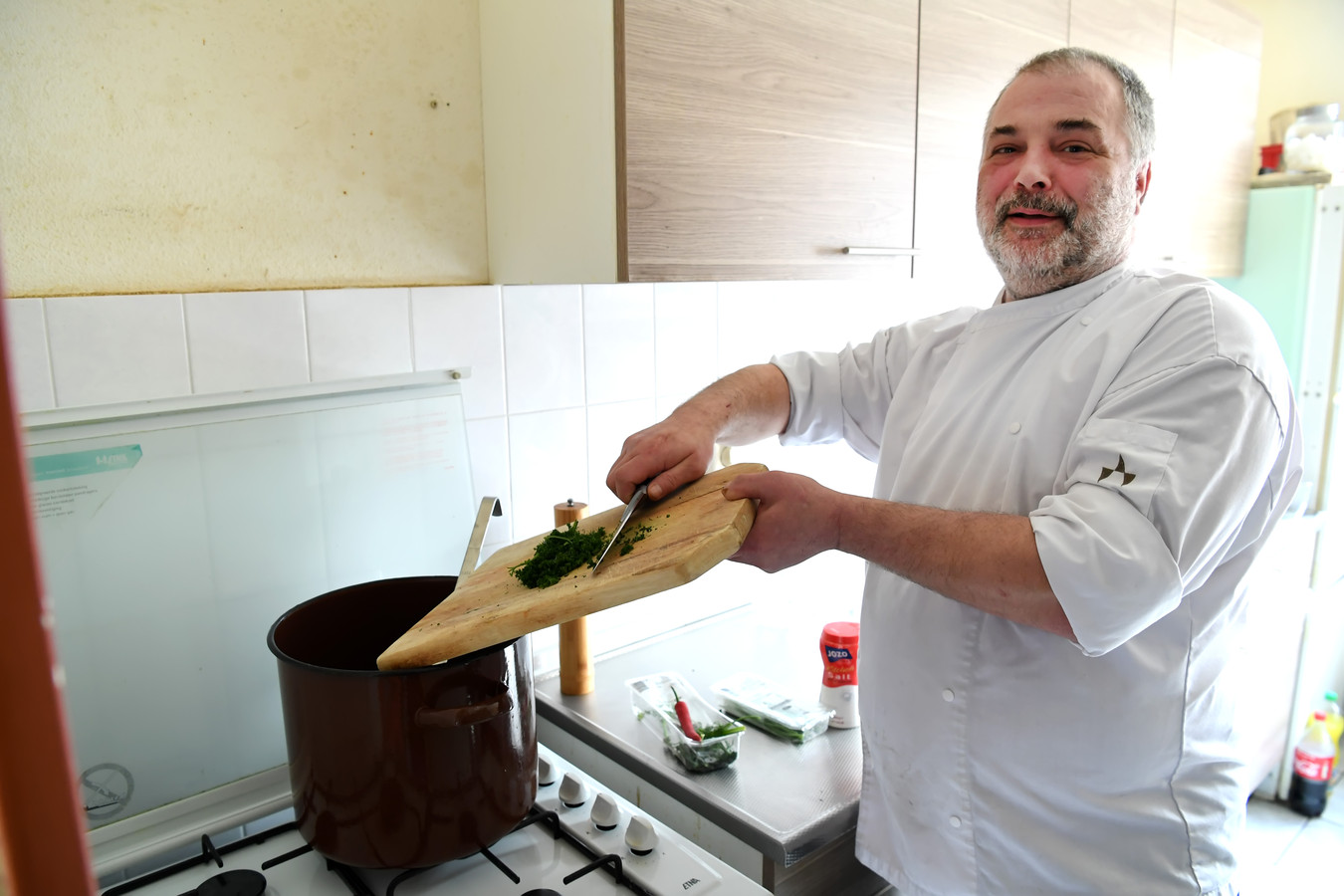 De Tilburgse kok Frank Smeets maakt thuis soep voor hulpbehoevende ouderen. Twee keer in de week maakt hij een soeprondje door de stad langs ouderen die nu zelf geen boodschappen durven te doen.