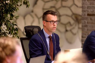 Jongere die zwaar vuurwerk afsteekt heeft kapotte jas na ‘korte worsteling’ met burgemeester