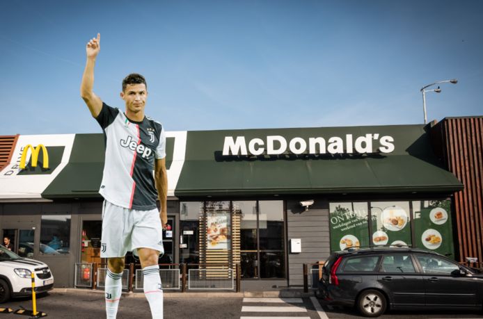 Ronaldo ging vroeger naar McDonald's om hamburgers 'bedelen'.