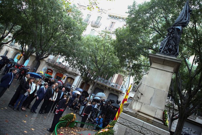 Torra en zijn regering bij het standbeeld van de Catalaanse jurist en politicus Rafael Casanova i Comes in Barcelona.