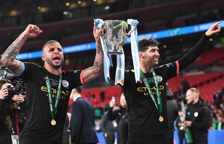 Kyle Walker en John Stones vieren de bekerwinst. Beeld EPA