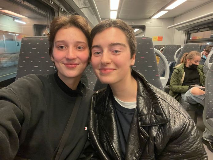 Lola Segers (links) en Bo Adams, zaterdag op de trein terug naar huis, na twee weken klimaattop in Glasgow. "Een event waar politici elkaar schouderklopjes geven voor een beleid dat gewoonweg niet goed genoeg is."