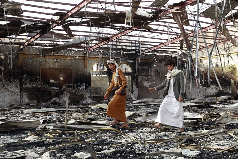 Verwoestingen bij een trouwzaal in de hoofdstad Sanaa door Saoedische luchtaanvallen op Houthi-rebellen. Beeld afp