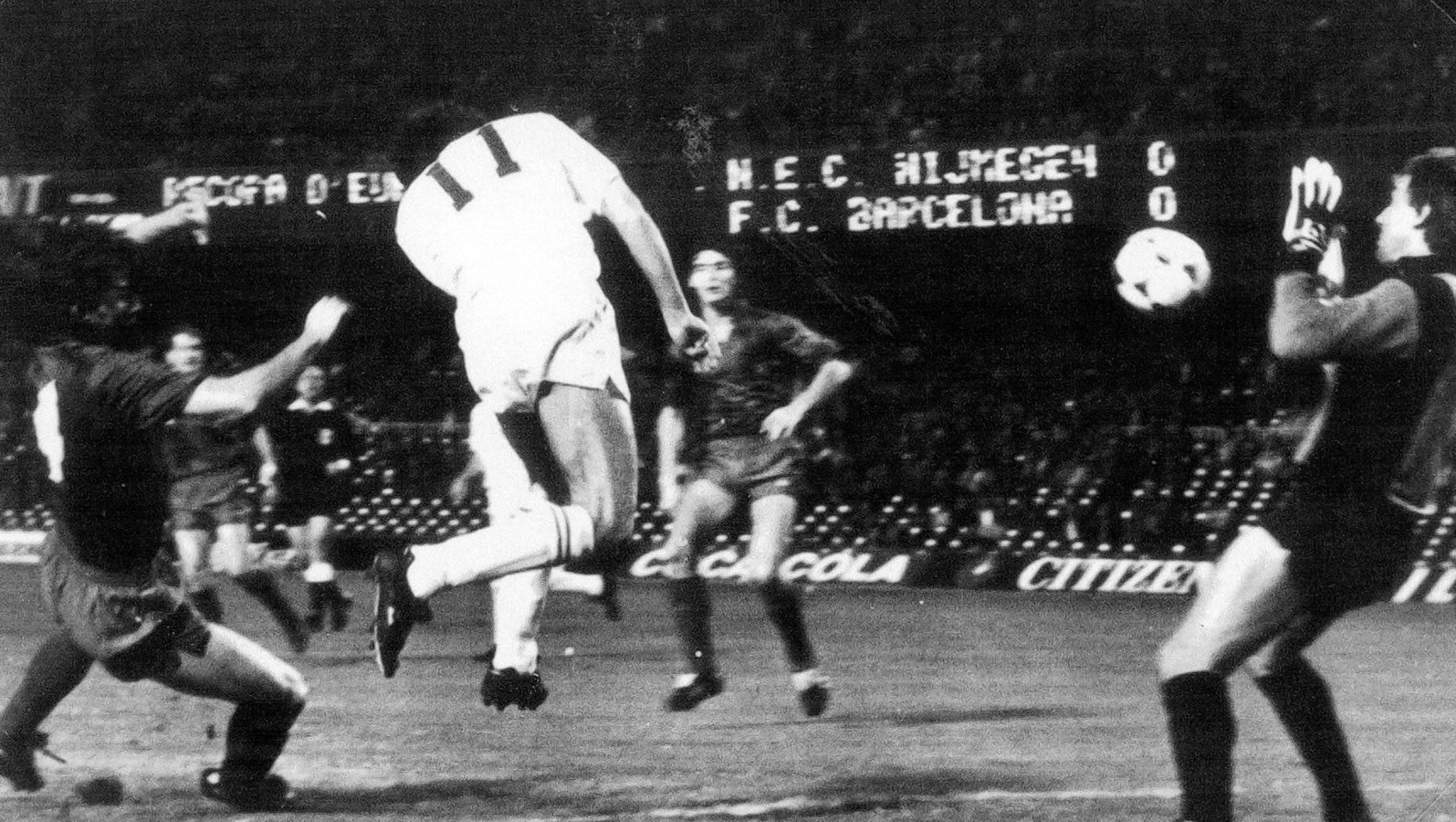 NEC kwam tegen Barcelona zelfs op een 2-0-voorsprong. Udenaar Wim van Cuijck, doelman van NEC, moest echter alsnog vissen.