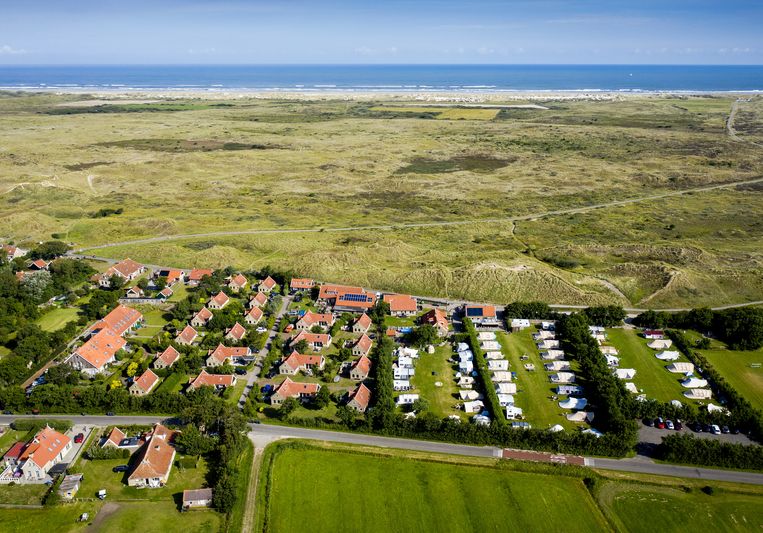 Een dronefoto van een camping en vakantiepark op naburig eiland Terschelling. Beeld ANP /  ANP