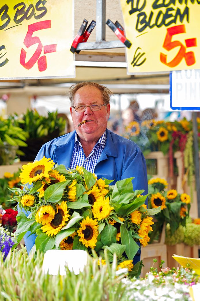Jan de Groot was een kleurrijk figuur tussen zijn bloemen op de markt Amersfoort AD.nl