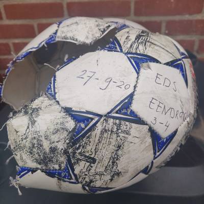 Bal ontploft bij voetbalduel in vijfde klasse: ‘Iedereen schrok zich rot’