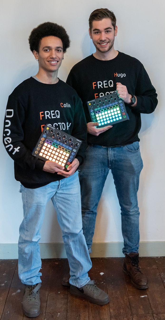 Colin Wegman (links) en Hugo Wierikx met ieder een Novation Circuit in de handen waarmee muziek kan worden gemaakt.