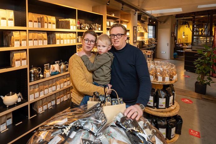 Imke en Bas Meester met zoon Beau in hun koffie- en theewinkel aan de Drienerstraat, waar ze in coronatijd naartoe verhuisden. „Als we op de oude locatie waren gebleven, waren we failliet geweest.”
