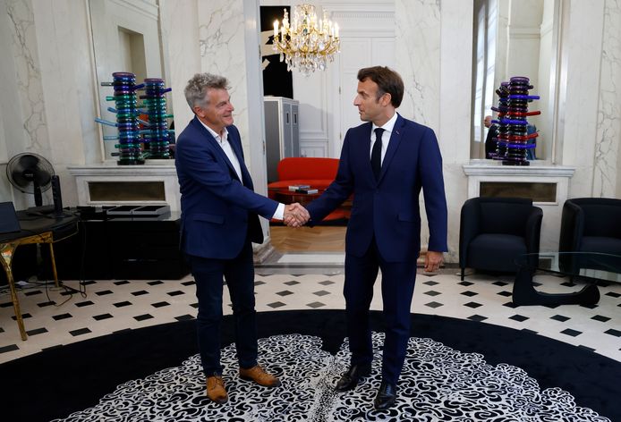 Emmanuel Macron avec Fabien Roussel, le chef du PCF, ce mardi au Palais de l'Elysée.